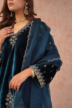 Bottle Green Velvet Suit, Velvet Outfits For Women, Latest Velvet Suit Designs, Latest Velvet Dresses, Velvet Pakistani Dress, Blue Velvet Suit, Dress Design Pakistani, Velvet Suit Design, Velvet Dupatta