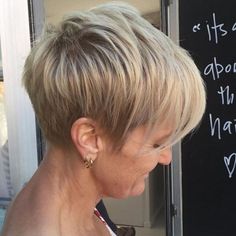 Blonde Layered Pixie With Ash Blonde Highlights Blond Cenușiu, Short Choppy Haircuts, Choppy Haircuts, Ash Blonde Highlights, Blonde Layers, Short Hairdos, Choppy Hair, Short Choppy Hair, Best Short Haircuts