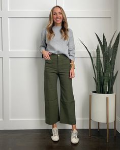 What colors and prints can you pair with the color olive green? - Merrick's Art Olive Green Trousers Outfit, Green Trousers Outfit, Green Jeans Outfit, Olive Pants Outfit, Olive Green Pants Outfit, Cropped Pants Outfit, Olive Green Outfit, Green Pants Outfit, Green Dress Pants