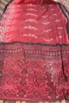 vintage Indian Culture Saree : - SS220 Les modèles d'impression et de design sur sari vintage sont uniques et très rares. Les saris vintage habituellement portés dans la culture indienne et associés à la grâce et la beauté. Ce sari vintage unique peut être utilisé pour diverses idées d'artisanat : Utiliser comme pansements. Utilisé comme sellerie Utilisé comme sarongs Utilisé comme linge de table Utilisé comme rideaux Utilisé aussi pour la fabrication comme couvertures d'oreiller. Utilisez ce ti Saree Traditional, Vintage Sari, Indian Culture, Indian Sari, Vintage Saris, Vintage Indian, Sarong, Unique Vintage, Table Linens