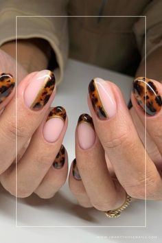 tortoiseshell nails designs Short Square October Nails, Structure Gel Nails Design, Painting Gel Nails Art Ideas, Tortishell Nails Design Almond, Fun Autumn Nails, Short Oval Nails Fall, Turtle Nail Designs, Simplistic Nails, Tortishell Nails Design