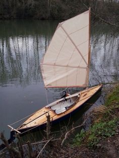 a small sailboat is sitting in the water