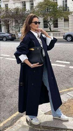 Blue Trench Coat Outfit Women, Navy Trench Outfit, Autumn Outfits Coat, Navy Coat Outfits For Women, Navy Trench Coat Outfit Women, Navy Blue Outfit Ideas Classy, Navy Coat Outfit Winter Wear, Dark Blue Trench Coat Outfit