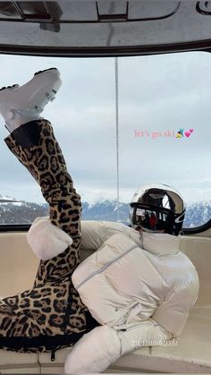 Ski Photos, Snow Fits, Ski Trip Outfit, Applying Eyeliner, Snow Outfits, Apres Ski Outfits, Skiing Aesthetic