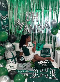 College bed party, University of Hawaii Manoa, class of 2027, decision day, announcement day, college decorations College Bed Announcement, Uh Manoa Dorm, University Of Hawaii At Manoa Dorm, College Acceptance Photoshoot, College Announcement Pictures, College In Hawaii