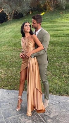 Style Wedding Guest, Wedding Guest Dresses Long, Dresses For Wedding Guests, Dresses Gold, Champagne Prom Dress, Splendid Dress, Gold Prom Dresses, Simple Prom Dress, Summer Wedding Outfits