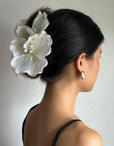 Flower Behind Ear, Flowers In Hair For Wedding, Floral Hairstyles, Romantic Wedding Hairstyles, Flower Bun, Bridesmaids Hair, Hair Affair, Chic Hairstyles, Dream Hair