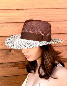 Authentic panama fedora made in natural straw in brown and beige colors. Finished with a quality brown grosgrain ribbon of 4 centimeters wide. Beautiful summer hat for men and woman. The measurements in centimeters are 36 x 34. Brim length 9.5. (These measurements may vary slightly depending on the size of the hat) For its elaboration we only use hoods and capelines of resistant natural straw (genuine paja toquilla) of very good quality. In our workshop in the Pyrenees we sew and make one by one Uv Protection Panama Hat With Curved Brim, Uv Protection Panama Hat With Short Brim, Classic Summer Visor Hat, White Straw Visor Hat With Upf 50+, Brown Brimmed Panama Hat With Uv Protection, Fedora Panama Hat With Uv Protection, One Size, Brown Lightweight Flat Brim Panama Hat, Brown Fedora With Uv Protection, Brown Flat Brim Panama Hat With Upf 50+