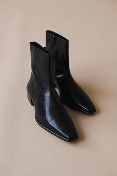 Vagabond elongated toe Nella boots in smooth black leather. The nella are a dressy ankle boots with a contemporary look, featuring a slender toe shape and zipper along the shaft. Measurements from a 37: heel 31mm, shaft height 178mm, shaft width 255mm. Leather upper, tpu outsole, tencel and cotton lining, goat leather inner sole. This style is made by THUONG THANG JSC HO CHI MINH CITY, VIETNAM. 5416-001-20 PIPE AND ROW Point Toe Chelsea Boots, Luxury Plain Toe Chelsea Boots, Low Heel Boots Black, Luxury Medium Width Pointed Toe Chelsea Boots, Dress Boots Black Ankle, Luxury Sleek Leather Chelsea Boots, Luxury Low-top Classic Boots, Luxury Classic Closed Toe Boots, Luxury Classic Boots With Leather Sole