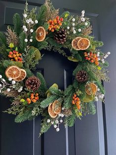 Orange Slice Wreath, Dried Fruit Wreath, Dried Orange Christmas Tree, Burnt Orange Christmas, Dried Orange Wreath, Julkransar Diy, Orange Christmas Tree, Homemade Christmas Wreaths, Artist Hue