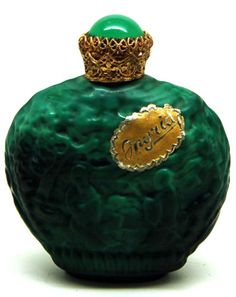 Ingrid-Flacon-ancien-ton-malachite-a-decor-de-personnages-en-relief Antique Perfume Bottle, Antique Perfume, Snuff Bottle, Christmas Bulbs, Perfume Bottles, Fragrance