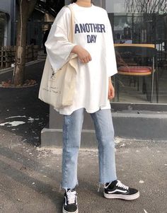 oversized shirts shirt women oversize bewakoof outfits slay ways source Oversized Tshirt Outfit Korean, Mode Harajuku, Oversized Shirt Outfit, Oversize Tshirt Outfits, Oversize Outfit, Look Grunge, Outfit Oversize, Korean Fashion Outfits, Fashion 90s