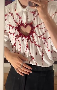 Diy Chemise, Cutout Shirts, Beaded Shirt, Heart Shirt, Mode Inspo, Diy Shirt, Heart Beads, Mode Inspiration, Character Outfits