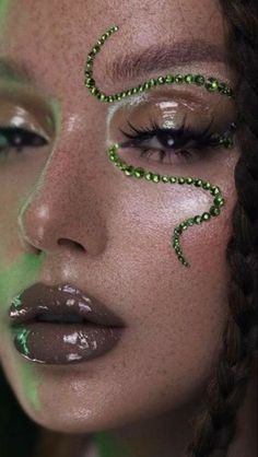 Smokey Eye Indian, Green Christmas Makeup, Makeup Ideas 2023, Red Smokey Eye, Christmas Makeup Ideas, Makeup Contouring, Drag Make-up, Rhinestone Makeup, Rave Makeup