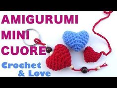 two crocheted hearts are next to a keychain with the words amigurumi mini cuore