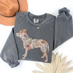 Comfort Colors® Pit Bull Sweatshirt, Pitbull Mama Sweater, Pitbull Shirt, Wildflowers Dog Mom Gift, Pitbull Puppy Gifts, Pittie Crewneck ABOUT: ⋒ The sweatshirt used is the Comfort Colors® 1566 Unisex Garment-Dyed Sweatshirt ⋒ 80% ring-spun cotton, 20% polyester ⋒ Medium-heavy fabric ⋒ Relaxed fit ⋒ Sewn in twill label SIZING: ⋒ Sweatshirts are UNISEX so please refer to sizing chart in photos ⋒ We recommend women to size down if between sizes. Men to size up if between sizes. ⋒ Oversized look: W Dog Mom Sweater, Pitbull Shirts, Mama Sweater, Corgi Mom, Dog Mom Sweatshirt, Pitbull Puppy, Dyed Sweatshirt, Puppy Gifts, Wildflower Garden