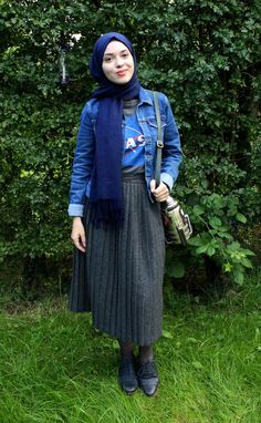 Vintagonista blog: Vintage Hijab outfit, grey wool pleated midi skirt, denim jacket, novelty bag, rocket bag, nasa t shirt Vintage Hijab Outfit, Nasa T Shirt, Midi Skirt Denim, Vintage Hijab, Edgy Leather Jacket, Vintage Outfits 50s, Vintage Outfits Classy, Pants Tutorial, Outfit Grey