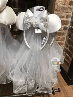 DLR - Minnie Bride Headband Bachelorette Disney Outfits, Bride Minnie Ears, Bride Disney Ears, Disneyland Bachelorette Party, Disney Bachelorette Parties, Disney Bachelorette, Diy Mickey Ears, Disney Clothing, Disney Cuties