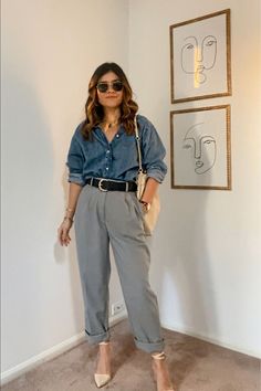 Office Outfit Women Casual, Denim Dress Pants Outfits, Grey Pants Outfit Woman, Denim And Grey Outfit, Elevated Outfits Street Styles, Business Casual Outfits Gray Pants, Gray Denim Outfit, How To Style Grey Trousers Women, Carrot Fit Trousers Outfit Women