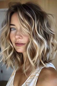 A woman with a wavy lob hairstyle highlighted with dimensional blonde tones Haircuts Alt, Haircut Highlights, Best Hairstyles For Women, Blonde Hair Transformations, Best Bob Haircuts, The Best Hairstyles, Square Face, Brown Blonde Hair, Black Hairstyles