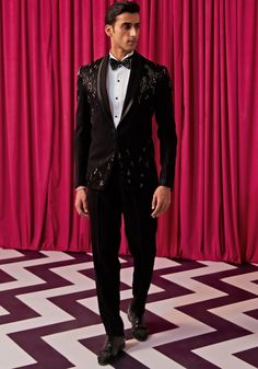 Black Textured Tuxedo Set Contrast by Parth - Fabilicious Fashion Suits For Reception For Men, Reception Blazer For Groom, Groom Suit For Reception, Tuxedo Designs For Men, Shahid Kapoor Suit, Cocktail Suits For Men, Reception Outfit For Men, Blazer For Men Wedding Reception, Groom Reception Outfit