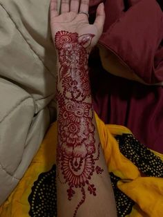 Red Henna Designs On Dark Skin, Henna Designs Red, Red Henna Designs, Red Henna Tattoo, Blue Henna, Henna Designs Arm, Henna Sleeve, Henna Tattoo Designs Arm, Cute Henna Designs