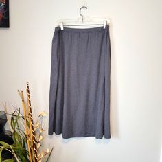 This Skirt Is An Excellent Staple Piece For Your Closet. Size M This Skirt Can Be Paired With Countless Items To Create Multiple Looks! Jersey Knit Skirt, Closet Size, Knit Skirt, Staple Pieces, Knit Jersey, Womens Skirt, To Create, Skirt, Grey