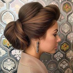 32%20Cute%20’60s%20Hairstyles%20for%20all%20the%20Vintage%20Hair%20Lovers 60s Updos, Hairstyles For Full Faces, Hairstyles 60s, 60’s Hairstyles, Bob Cuts For Women, Rich Chocolate Brown Hair, Angled Bangs, Inspired Hairstyles, Chubby Face Haircuts