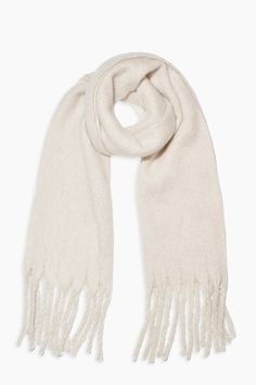 Scarf Aesthetic, Soup Ideas, Cute Scarfs, Autumn Fits, Chunky Scarves, White Scarves, Neue Outfits, Fringe Scarf