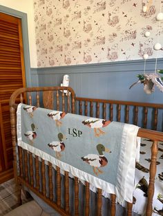 a baby's crib with ducks on it and the name is usp