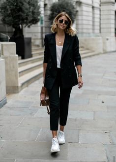 Witte Sneakers Outfit, Sneakers To Work, How To Wear Sneakers, Blazer Outfits Casual, Chique Outfits, Blazer Outfit, Business Outfit, Blazer Outfits