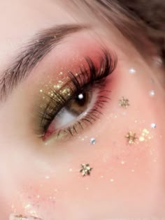 subtle glitter red and green eyeshadow with gold snowflakes New Year’s Eve Eye Makeup, Christmas Makeup Ideas Simple, Winter Eyeshadow Looks, Christmas Eyeshadow Looks, Festival Eye Makeup, Christmas Makeup Simple, Christmas Party Makeup, Face Makeup Tutorial Video