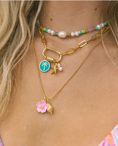 The Hibiscus Necklace is the necklace of the summer! The bright enamel Hibiscus charm paired with a gold conch shell on a ball chain is the perfect representation of the whimsical free spirit of summertime. 24k gold plated tarnish free 19” Unique Beach Jewelry, Summer Vibe Jewelry, Cute Jewelry Diy, Seashell Necklace Aesthetic, Beach Birthdays, Charm Necklace Ideas, Hibiscus Necklace, Shell Charm Necklace, Colourful Jewellery