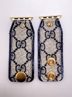 Introducing the "Dee" watchband! For those who want to make a bold statement, this watchband is beautifully hand-crafted using soft metallic crackle navy leather and adorned with the classic blue and white GG monogram material sourced from a real bag. The combination of textures and colors creates a striking and unique look that will surely catch eyes. To ensure a secure fit on your Apple Watch, the "Dee" watchband comes with gold fitting connectors that slide in effortlessly. For added adjustab Trendy Blue Watch With Bracelet Strap, Trendy Blue Watch Bracelet Strap, Luxury Blue Watch Bands, Luxury White Adjustable Watch Bands, Luxury Adjustable White Watch Bands, Luxury White Leather Strap Watch Band, Luxury White Leather Watch Band, Adjustable Blue Leather Watch Band, Luxury Gold Watch Bands With Wrist Strap