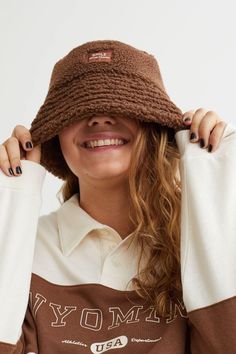 Трендовые аксессуары на осень 2021 Brown Bucket Hat, Faux Fur Bucket Hat, Fur Bucket Hat, Fall Accessories, Fashion Company, World Of Fashion, Faux Fur, Personal Style