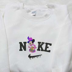 Introducing the Nike x Minnie Witch Halloween Embroidered Shirt, a bewitching collaboration that combines the iconic Nike style with the Nike Christmas, Disney Character Shirts, Nightmare Before Christmas Characters, Mickey Cartoons, Walt Disney Characters, Best Family Gifts, Minnie Mouse Halloween, Crisp Autumn, Hoodie Material