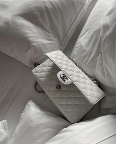 Chanel Editorial, Chanel Items, Chanel Hydra Beauty, Expensive Purses, Tweed Purse, Cheap Gucci, Statement Handbag