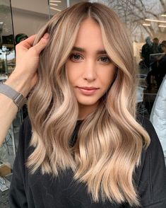 Caramel Honey Blonde Hair Short, Short Hair Bayalage Caramel, Butter Beige Blonde Hair, Blonde Balayage 2023, Biscuit Blonde Balayage, Blond Caramel Hair, Balayage Hair Blonde Medium Caramel, Cool Vs Warm Blonde, Carmel Blonde Balayage