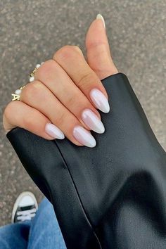 Elegant Nail Designs - the gray details White Chrome Nails, Pearl Nails, Round Nails, Nature Tattoos, Elegant Nails, Classy Nails, Chrome Nails, French Manicure, Nude Nails