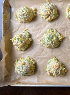 there are many cookies that have been made to look like food on the cookie sheet