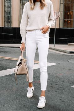 White Sneaks Outfit Women, Student Style University, Witte Jeans Outfit, White Monochrome Outfit, Outfit Flats, Casual Chique Stijl, Jean Beige, Looks Jeans, Look Jean