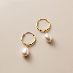 freshwater-pearl-bella-hoop-earrings - Beautiful Earth Boutique Pearl Earrings Handmade, Freshwater Pearl Drop Earrings, Minimalist Earrings Studs, Minimalist Studs, Baroque Pearl Earrings, Freshwater Pearls Earrings, Pearl Hoop Earrings, Dainty Earrings, Gorgeous Earrings