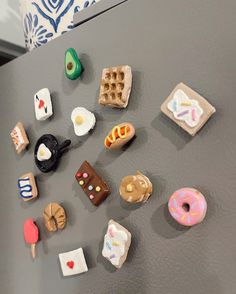 Clay magnets to dress up your fridge and add some color and happiness around your home! Feel free to message me with requests of other foods/objects you may love! Magnet Refrigerator Ideas, Polymer Fridge Magnets, Easy Clay Magnet Ideas, Clay Art Magnet, Crafty Home Decor, Cute Magnets Diy, Clay Magnets Easy, Clay Magnet Ideas Aesthetic