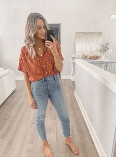 Madewell Style Summer, Women's Casual Dress, Workshop Outfit Casual, Wisconsin Summer Outfits, Casual Family Pictures Outfits Summer Jeans, Neutral Tone Outfits Women, Summer Outfits Small Chest, Mom Casual Outfits Spring, Minimalist Mom Outfits