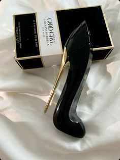 Good Girl Perfume, Carolina Herrera Perfume, Carolina Herrera Good Girl, Gold Girl, Perfume Scents, Perfume Lover, Stripe Fabric, Best Perfume, Luxury Perfume