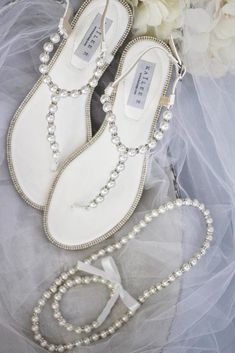 Sandals With Pearls, Disney Wedding Shoes, Bridesmaid Sandals, Elegant White Wedding, Perfect Wedding Shoes, Pearl Sandals, Flower Girl Shoes