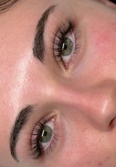 Extension de cil pose cil à cil #lashes #naturallashes #lashesfordays #lashextensions #lashartist #lashesonfleek #lashtech Hooded Lash Extensions, Lash Extensions Chart, Classic Set Lash Extensions, Hooded Eyelash Extensions, Lash Extensions On Hooded Eyes, Wispy Classic Lash Extensions, Soft Lash Extensions, Eyelash Ideas