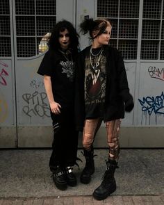 Dark emo /gothic clothes black hair, grunge Goth Pleated Skirt Outfit, Numetal Fashion, Chica Dark, Mode Hippie, Punk Outfits, Looks Black, Alt Fashion, Grunge Goth