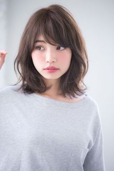 Short Haircut Inspo For Round Face, Middle Length Haircut With Bangs, Short Hair With Side Bangs And Layers, Asian Hair Round Face, Middle Length Hair With Bangs, Korean Hairstyle For Round Face, Short Hair Korean Style Round Face, Bangs Hairstyles For Round Faces, Korean Shoulder Length Hair