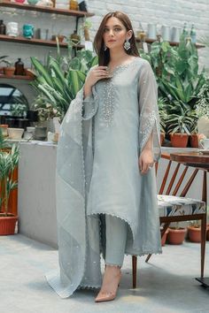 Kurti Sleeves, Organza Suits, Branded Outfits, Fashion Fails, Latest Dress Design, Salwar Kamiz, Fancy Dresses Long